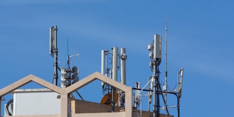 Si buscas una respuesta directa a esta pregunta, te diremos que **sí, se puede quitar una antena comunitaria.** Pero solo si se cumplen determinados requisitos legales y se aprueba en junta de propietarios. En este sentido, **la [Ley de Propiedad Horizontal](https://www.boe.es/buscar/act.php?id=BOE-A-1960-10906) regula cómo y cuándo puede hacerse**, ya que la antena es un elemento común del edificio y su retirada afecta al conjunto de los vecinos. De hecho, no es una decisión que pueda tomarse a la ligera. Retirar una antena comunitaria implica tener en cuenta aspectos legales, técnicos y económicos, y requiere el consenso de la comunidad. A continuación, te explicamos qué dice la ley, cómo debe hacerse el proceso y qué consecuencias puede haber si se actúa sin acuerdo. ## H2. Qué dice la ley sobre las antenas comunitarias Para comenzar, debes saber que las antenas de televisión instaladas en una comunidad de vecinos se consideran elementos comunes del inmueble. Esto significa que su instalación, mantenimiento o retirada está regulada por la Ley de Propiedad Horizontal (LPH). Por lo tanto, y según esta normativa, **ningún propietario puede quitar por su cuenta la antena comunitaria, aunque no la utilice.** Cualquier modificación o eliminación debe aprobarse en junta de propietarios, con el quórum correspondiente. ## H2. Qué pasos seguir para quitar una antena comunitaria Llegado el caso, y visto que sí se puede quitar una antena comunitaria, para retirarla se requiere seguir un proceso ordenado y documentado: - **Propuesta formal al presidente o administrador.** Cualquier vecino puede solicitar incluir en el orden del día la propuesta de retirada de la antena. El [administrador de fincas](https://aaff.atico07.es/funciones-del-administrador-de-fincas/) revisará la solicitud y la incluirá en la próxima convocatoria de junta. - **Presentación de informes o presupuestos.** Es recomendable disponer de un informe técnico que justifique la necesidad de la retirada o sustitución. También deben solicitarse presupuestos de instaladores autorizados.. - **Votación y acuerdo en junta.** Durante la reunión, se debatirá la propuesta y se someterá a votación. Para que sea válida, debe aprobarse por tres quintas partes de los propietarios. - **Contratación del técnico homologado.** Una vez aprobado el acuerdo, se contratará a una empresa instaladora inscrita en el Registro de Instaladores de Telecomunicaciones del Ministerio de Asuntos Económicos y Transformación Digital. - **Retirada y verificación técnica.** El técnico se encargará de desmontar la antena, asegurando que no se afecten otras instalaciones. Si la comunidad tiene seguro multirriesgo, conviene comunicar la intervención para evitar incidencias. - **Redacción del acta y comunicación a los vecinos.** El administrador deberá reflejar en el acta la decisión adoptada, el número de votos, el presupuesto aprobado y la empresa contratada. Posteriormente, se notificará a todos los vecinos. ## H2. Qué consecuencias puede tener quitar una antena sin permiso Como decíamos, se puede quitar una antena comunitaria, pero hacerlo sin acuerdo o sin seguir el procedimiento legal puede traer varios problemas. En primer lugar, **cualquier vecino afectado puede impugnar el acuerdo si no se alcanzó el quórum exigido o si considera que se vulneran sus derechos.** Además, si se produce un daño en la estructura del edificio durante la retirada, la responsabilidad recaerá sobre quienes la hayan ordenado sin autorización. Por otra parte, si la retirada deja sin servicio de televisión a un vecino, este podría reclamar daños y perjuicios. En estos casos, los tribunales suelen dar la razón al propietario afectado, especialmente si no se le ofreció una alternativa técnica. Por eso, los administradores de fincas insistimos en la importancia de dejar constancia de todo el proceso, desde la propuesta hasta la retirada efectiva. ## H2. Conclusión: quitar una antena comunitaria sí es posible, pero con consenso En resumen, sí se puede quitar una antena comunitaria, pero solo siguiendo el procedimiento legal y con el acuerdo de la comunidad. En este sentido, **la Ley de Propiedad Horizontal exige que la decisión se tome en junta de propietarios, con una mayoría cualificada, y que los trabajos los realice un técnico autorizado.** No obstante, antes de actuar, conviene consultar al administrador de fincas o a un abogado especializado en propiedad horizontal para asegurarse de que el proceso se realiza correctamente. Se puede quitar una antena comunitaria