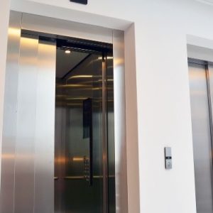 Se puede prohibir subir en ascensor si no paga