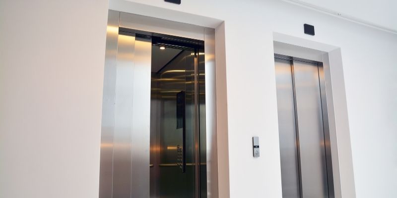 Se puede prohibir subir en ascensor si no paga